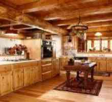 Кујната внатрешни работи во дрвена куќа
