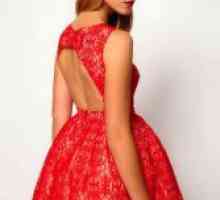 Црвениот чипка фустан