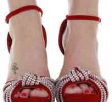 Црвениот сандали со високи потпетици