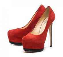 Црвениот велур чевли