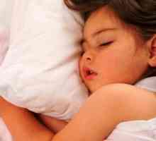 Зошто дете грчи во сон?