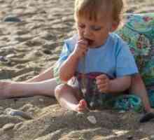 Бебе јаде песок