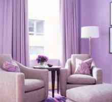 Виолетова позадина во внатрешноста на дневната соба