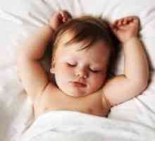 Колку спиење бебе во 6 месеци?
