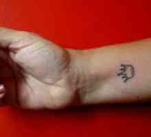 Круна тетоважа на зглобот на раката