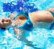Вежби за бремени жени во базенот