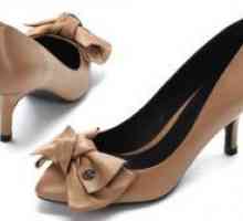 Жените летни чевли со ниски потпетици
