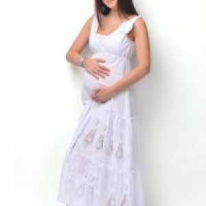 Бела облека за бремени жени