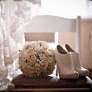 Бели чизми на свадба