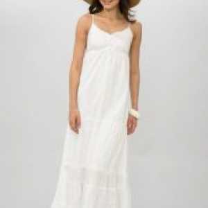 Бел фустан со чипка