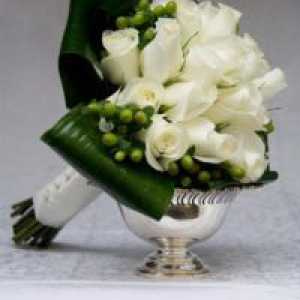 Булчински букет од бели рози
