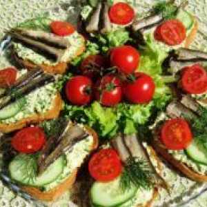 Сендвичи со sprats и свежи краставици
