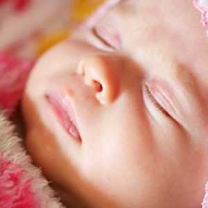Што да правите ако очите на новороденчето се продлабочуваат