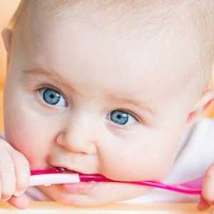 Како да се учат на вашето дете да се јаде со лажица