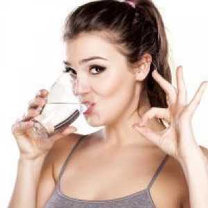 Како да се пијат вода на телесната тежина - 7 правила