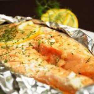 Како да се готви лосос во фолија во рерна?