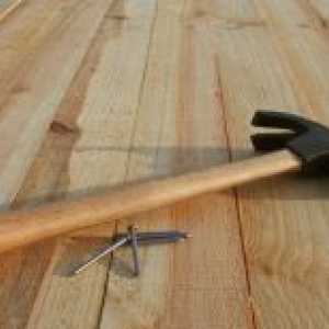 Како да се елиминира крцкавиот дрвени кат?