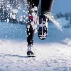 Вклучување на чевли во снег во зима