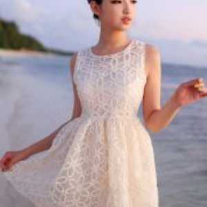 Лето бел фустан со чипка