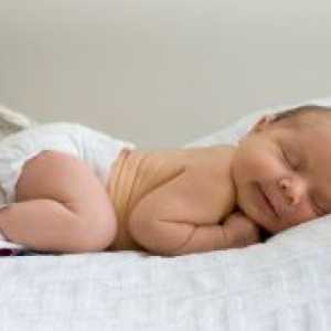 Може ли новороденчето да спие на стомак?