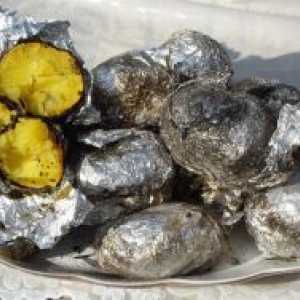 Печени компири на јаглен