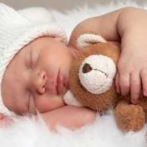 Зошто потење дете за време на спиење?