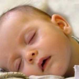 Потење на детето за време на спиењето
