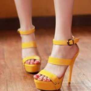 Од што да се носат жолти сандали?