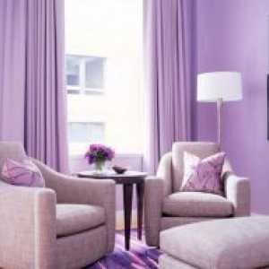 Виолетова позадина во внатрешноста на дневната соба