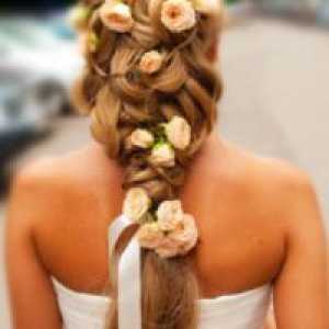 Свадба фризура со свежо цвеќе