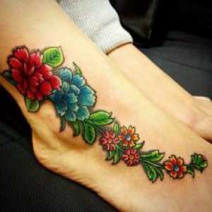 Тетоважа цвеќе на ногата