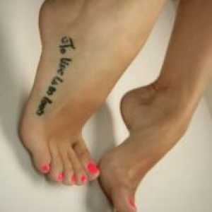 Тетоважа букви на ногата