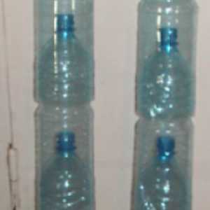 А ограда направена од пластични шишиња со свои раце