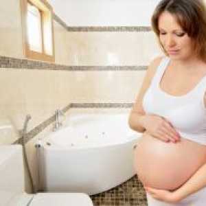 Течни испуштање во текот на бременоста